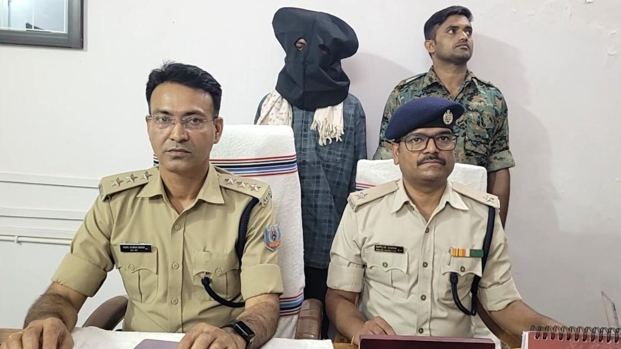 Jharkhand News: चतरा में JJMP को बड़ा झटका, लेवी और आगजनी मामले में सक्रिय उग्रवादी गिरफ्तार