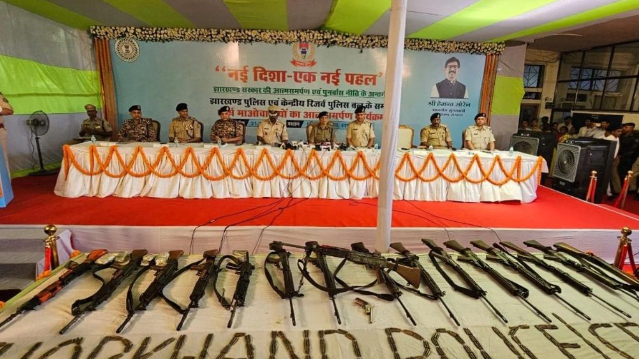ऑपरेशन “नवजीवन” का बड़ा असर, नक्सलियों पर पुलिस का शिकंजा; भारी मात्रा में हथियार और गोलियां बरामद