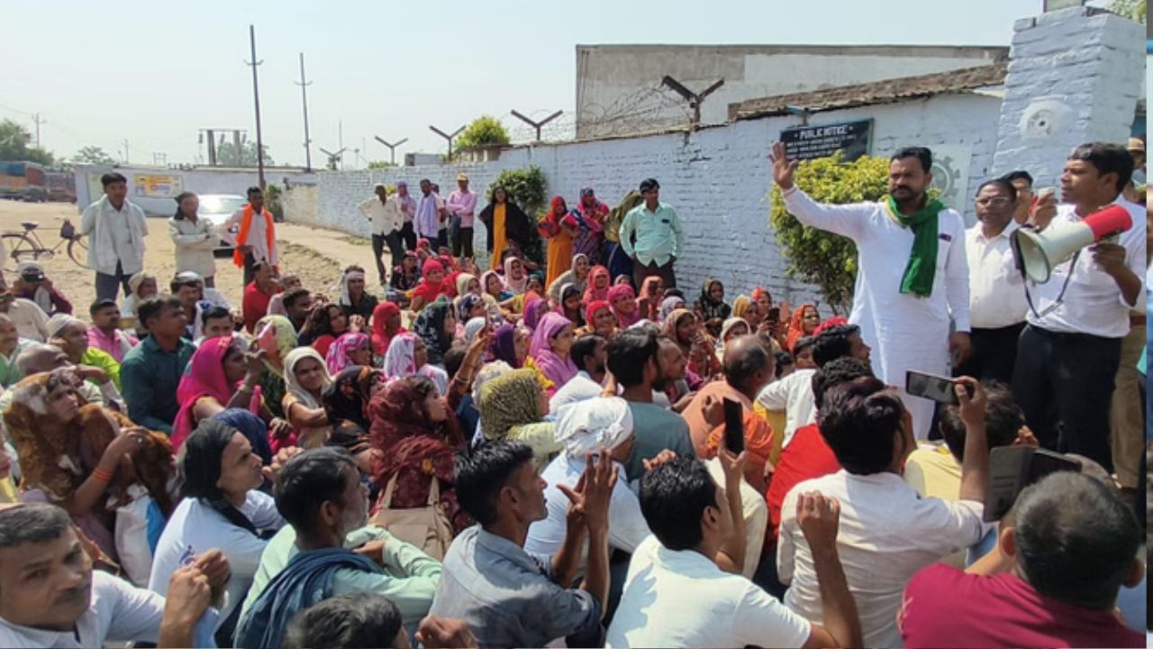 Kanpur Dehat: वेतन बढ़ाने की मांग को लेकर मजदूरों का प्रदर्शन… GPL फैक्टरी के बाहर लगा जमावड़ा