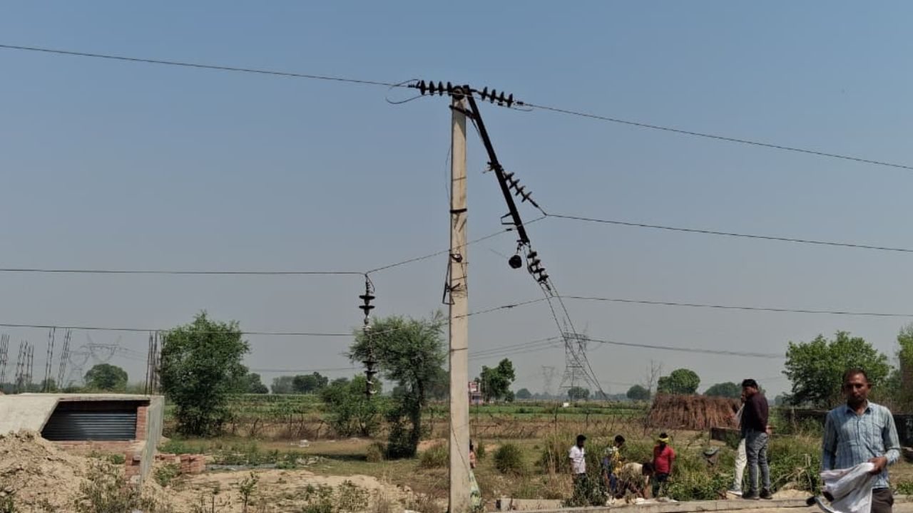 Kanpur News: तेज रफ्तार पिकअप ने 33 केवी पोल में मारी टक्कर, 70 गांवों की बिजली गुल
