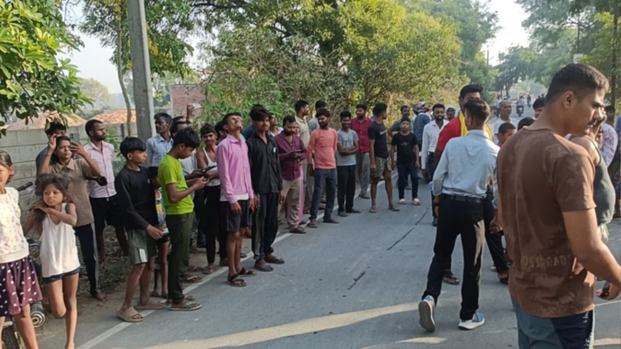 Kanpur News: जमीन विवाद में मोबाइल टावर पर चढ़ी युवती, CM योगी से लगाई गुहार; 3 घंटे चला हाईवोल्टेज ड्रामा