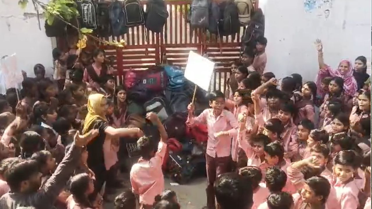 कासगंज में बच्चों ने स्कूल गेट पर लगाया ताला तो क्यों बना चर्चा का विषय