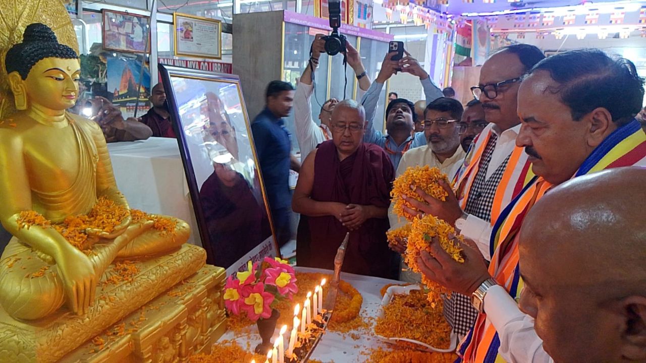 Kushinagar: बुद्ध के मार्ग पर चलकर ही विश्व में शांति संभव, उनका संदेश आज भी प्रासंगिक