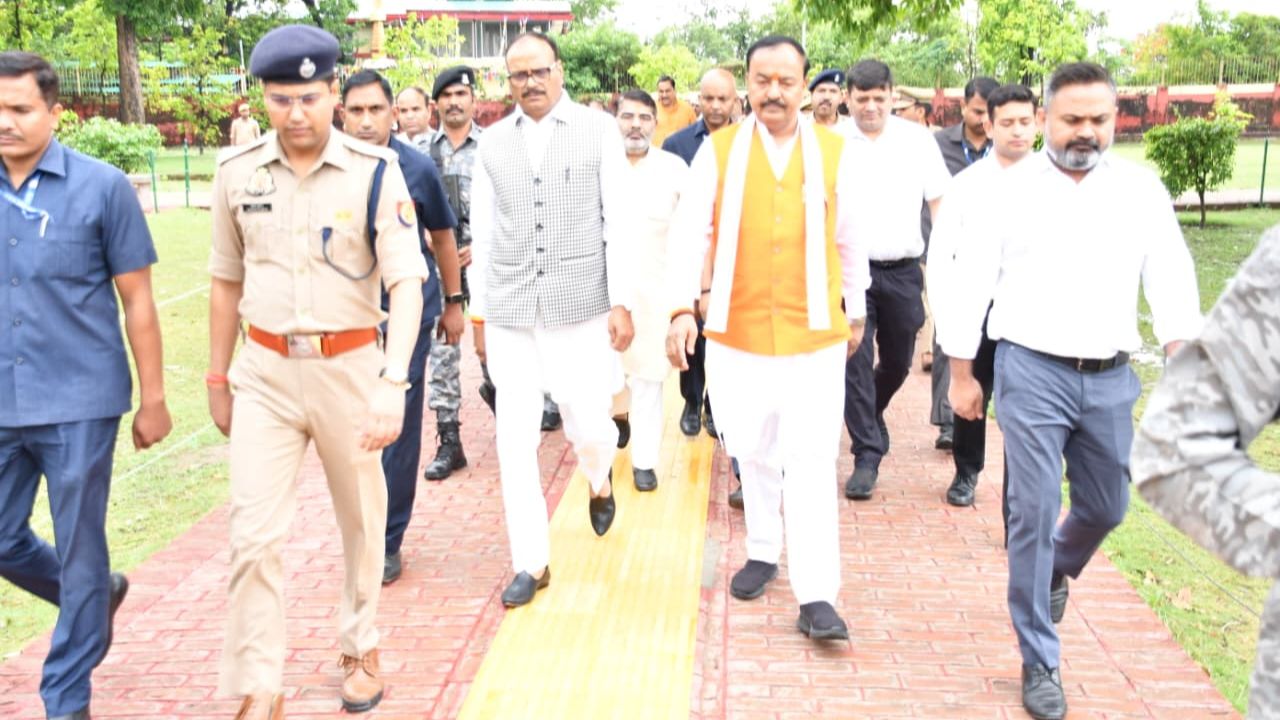 Kushinagar: जिलाधिकारी के एक्शन से अपराधियों में मचा हड़कंप, जानें क्या हुई कार्रवाई