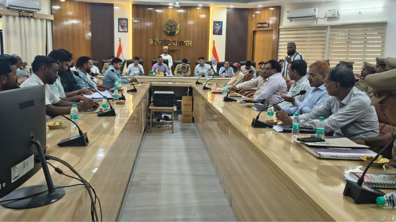 बकरीद को लेकर कुशीनगर प्रशासन अलर्ट, डीएम-एसपी ने की पीस कमेटी बैठक