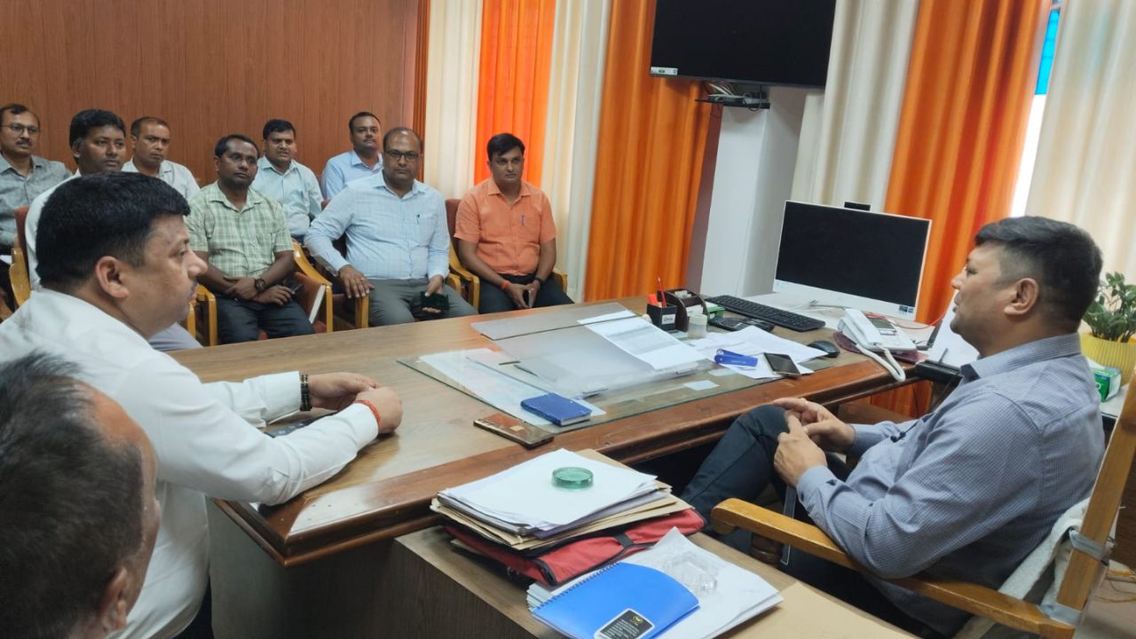 ब्लैक स्पॉट्स, अनफिट स्कूल वाहन और जनगणना, एडीएम की बैठक में बड़ा एक्शन प्लान तैयार