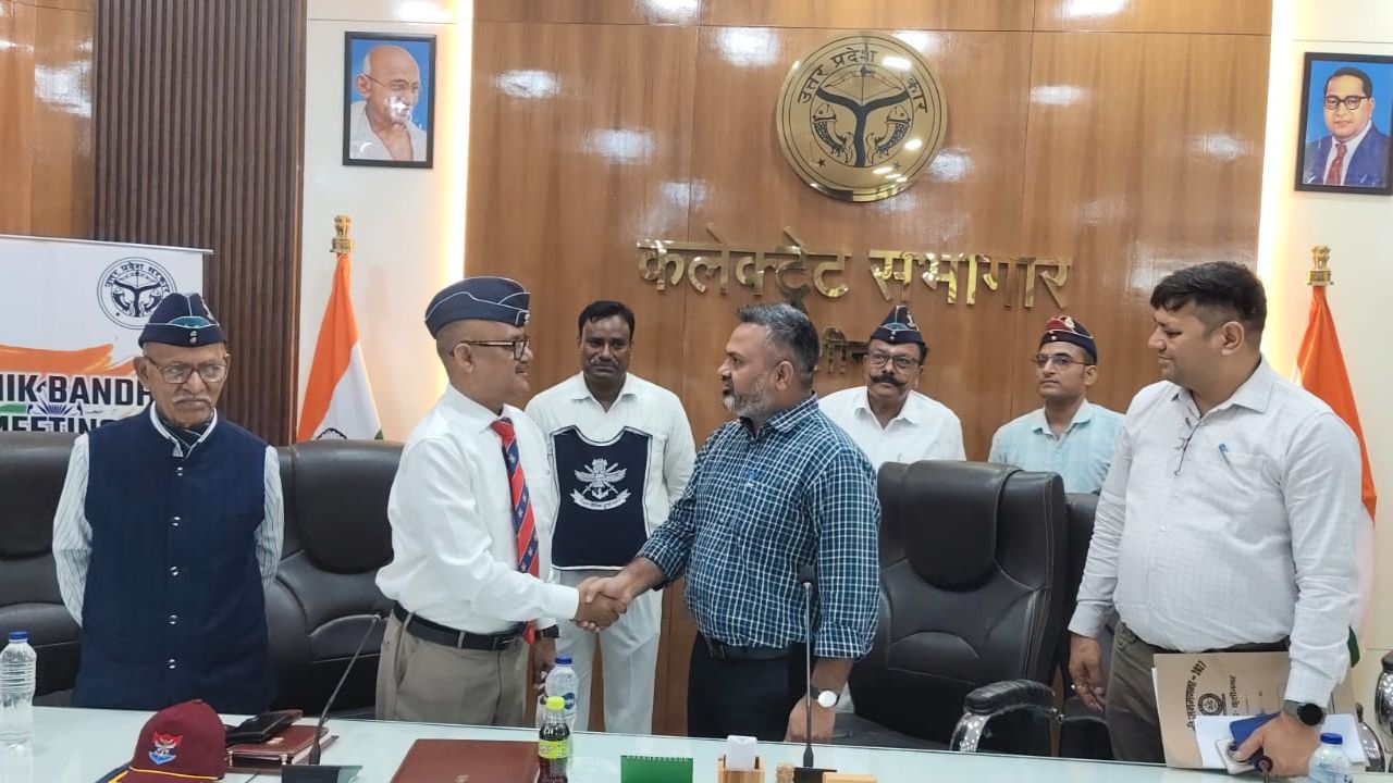 कुशीनगर में सैनिक बन्धु बैठक सम्पन्न, डीएम ने विंग कमांडर आलोक सक्सेना को किया सम्मानित