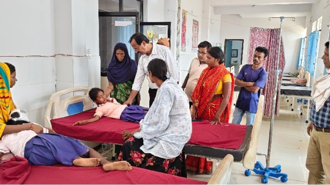 Latehar: बच्चे स्कूल में कर रहे थे भोजन, हुआ कुछ ऐसा कि उनकी जान पर आ पड़ी