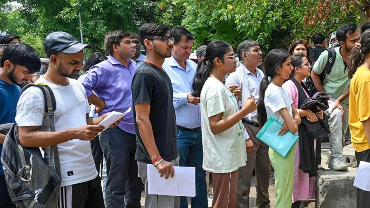 UPSSSC Lekhpal Exam 2026: यूपी में 7,994 पदों पर भर्ती परीक्षा, केंद्रों पर सख्त निगरानी