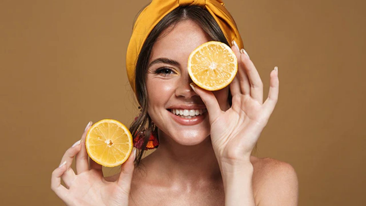 नींबू का रस (Lemon Juice): लोग अक्सर चेहरे के दाग-धब्बे हटाने के लिए नींबू का इस्तेमाल करते हैं। लेकिन नींबू में भरपूर मात्रा में साइट्रिक एसिड होता है, जो बहुत तेज होता है। इसे सीधे चेहरे पर लगाने से त्वचा में जलन, लालिमा (रैशेज) और सूखापन आ सकता है। धूप में निकलने पर इससे स्किन बर्न भी हो सकता है। (Img- Internet)
