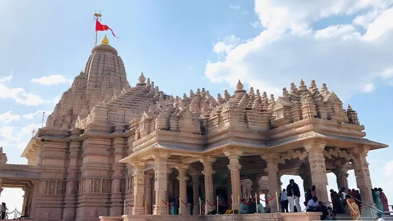 राम मंदिर बनने के बाद अयोध्या देशभर के श्रद्धालुओं के आकर्षण का केंद्र बन गई है। लखनऊ से ट्रेन और बस के जरिए यहां बेहद कम खर्च में पहुंचा जा सकता है। सरयू घाट की शाम की आरती, मंदिरों की भव्यता और यहां का स्ट्रीट फूड यात्रियों को खास अनुभव देता है। धार्मिक यात्रा के साथ-साथ यहां फोटोग्राफी का भी शानदार मौका मिलता है।