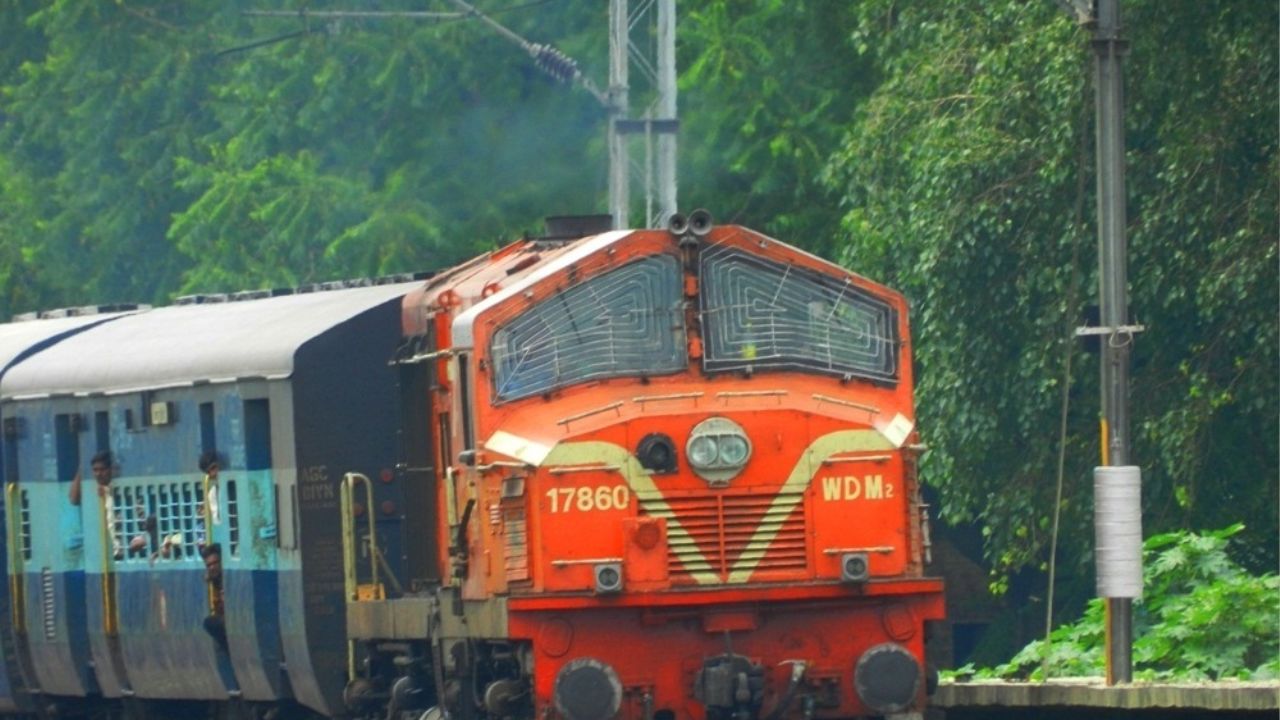 रेलवे की सबसे बड़ी लापरवाही, पैसे वसूले, यात्रियों के लिये इंटरसिटी एक्सप्रेस में 3rd AC कोच लगाना भूले अफसर