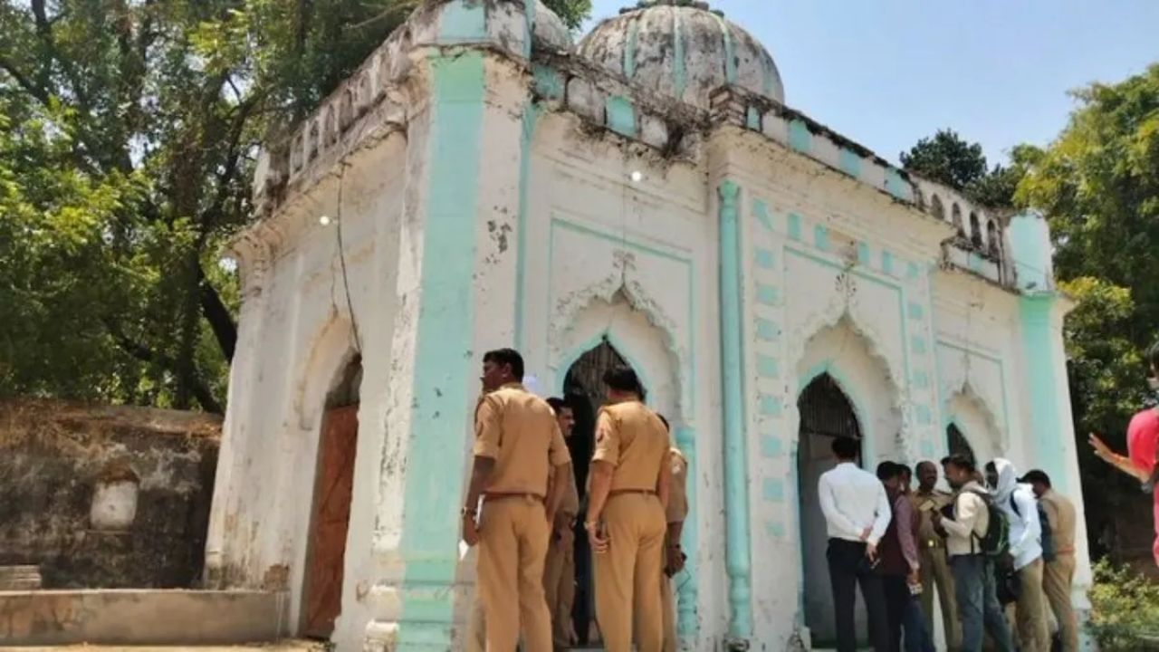Bakrid 2026: बकरीद से पहले लखनऊ का मलिहाबाद बना छावनी, पुलिस पहरे में हुई जुमे की नमाज