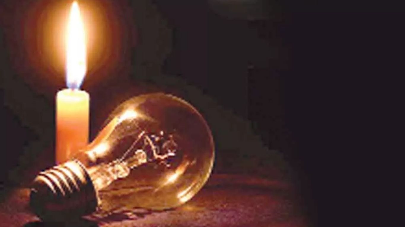 Lucknow Power Cut: लखनऊ के चिनहट में बिजली संकट, पानी को तरसे लोग, कौन जिम्मेदार?