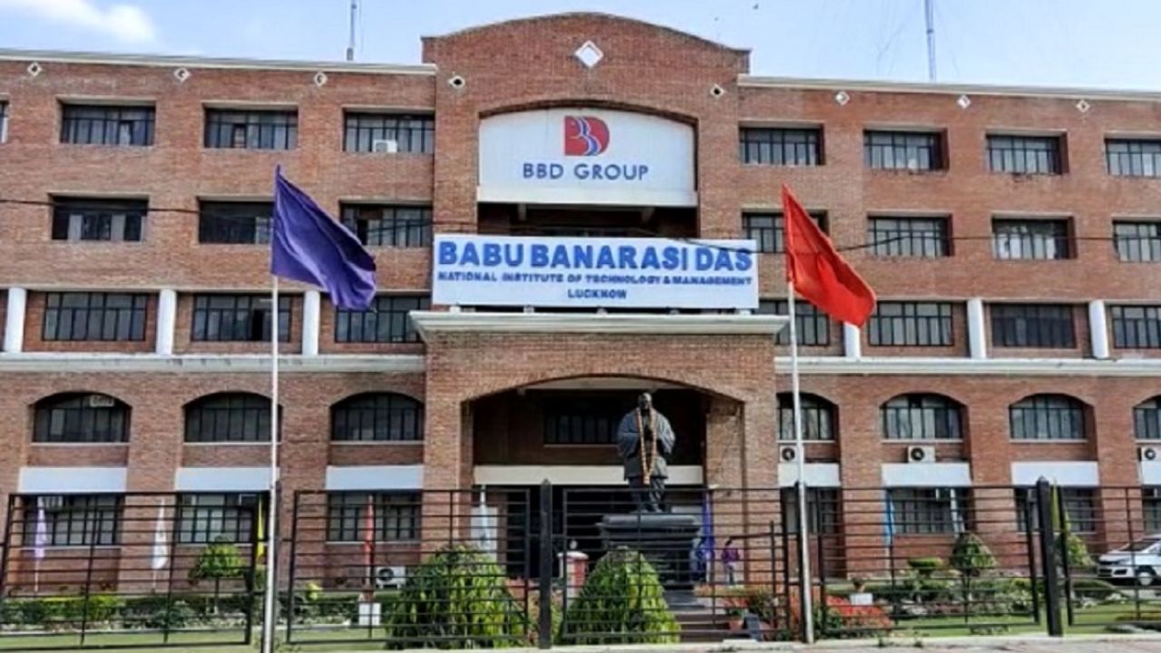 Lucknow: हॉस्टल में नॉनवेज खाने को लेकर बवाल! छात्र से मारपीट के आरोप पर जमकर हंगामा