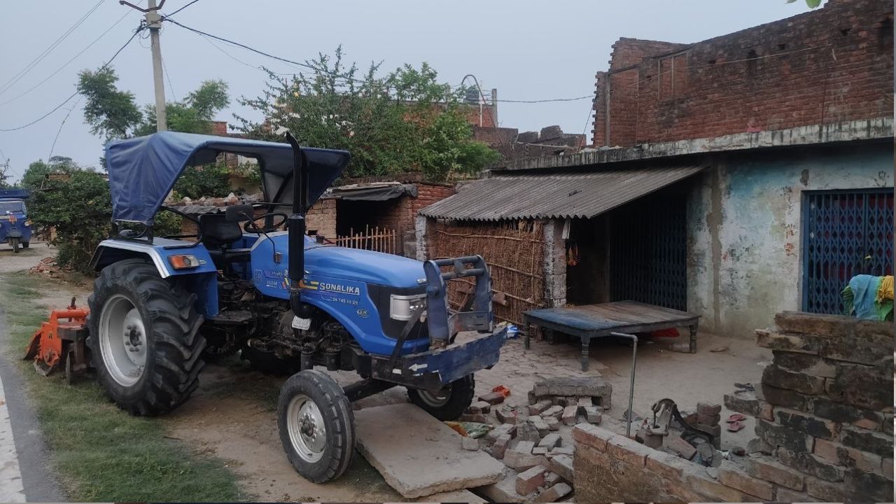 महराजगंज में ट्रैक्टर चलाने के लिए सड़क पड़ गई कम! दीवार तोड़कर घर में घुसा