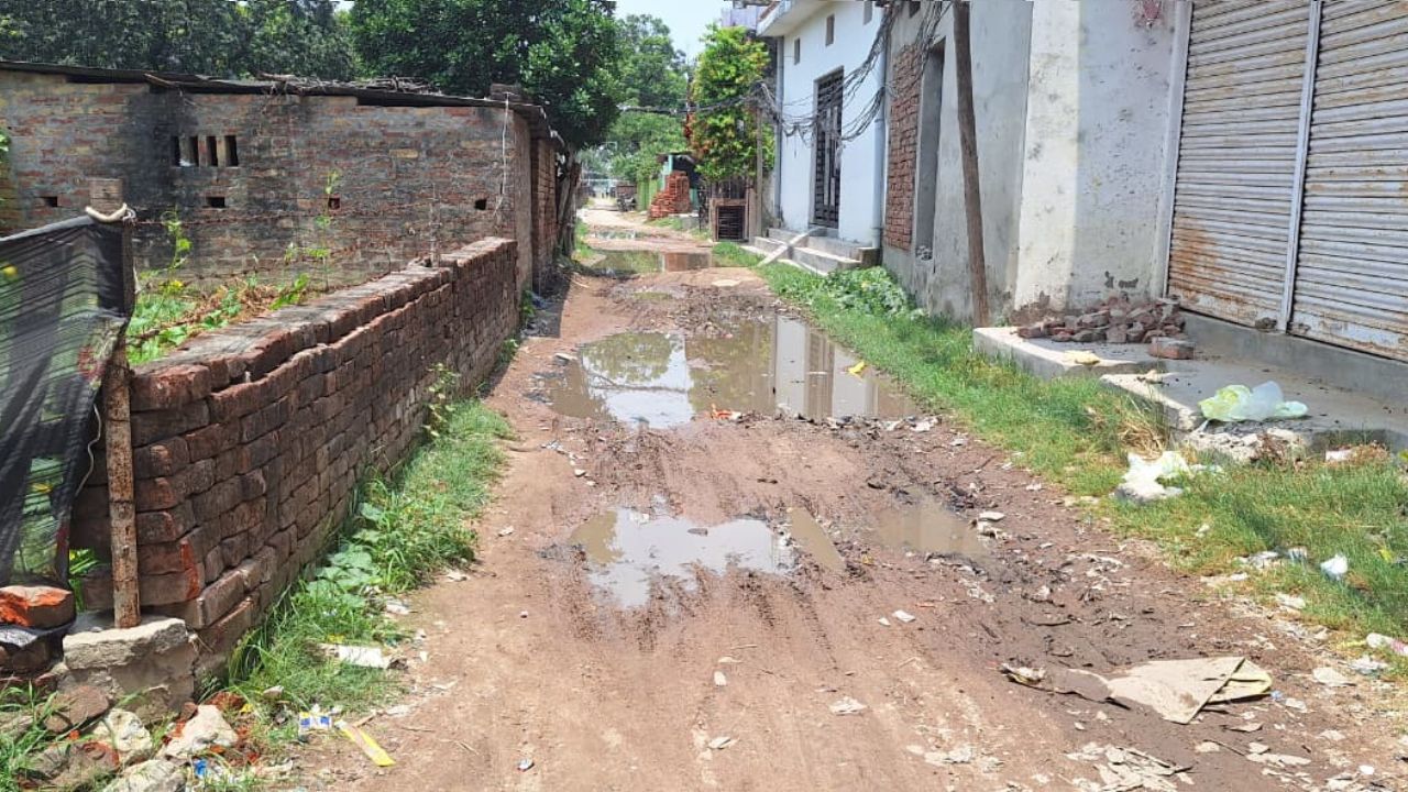 Maharajganj Waterlogging: बारिश ने खोली विकास की पोल, सोनारी गली में कीचड़ से जूझ रहे लोग, बदहाल हुई सड़क