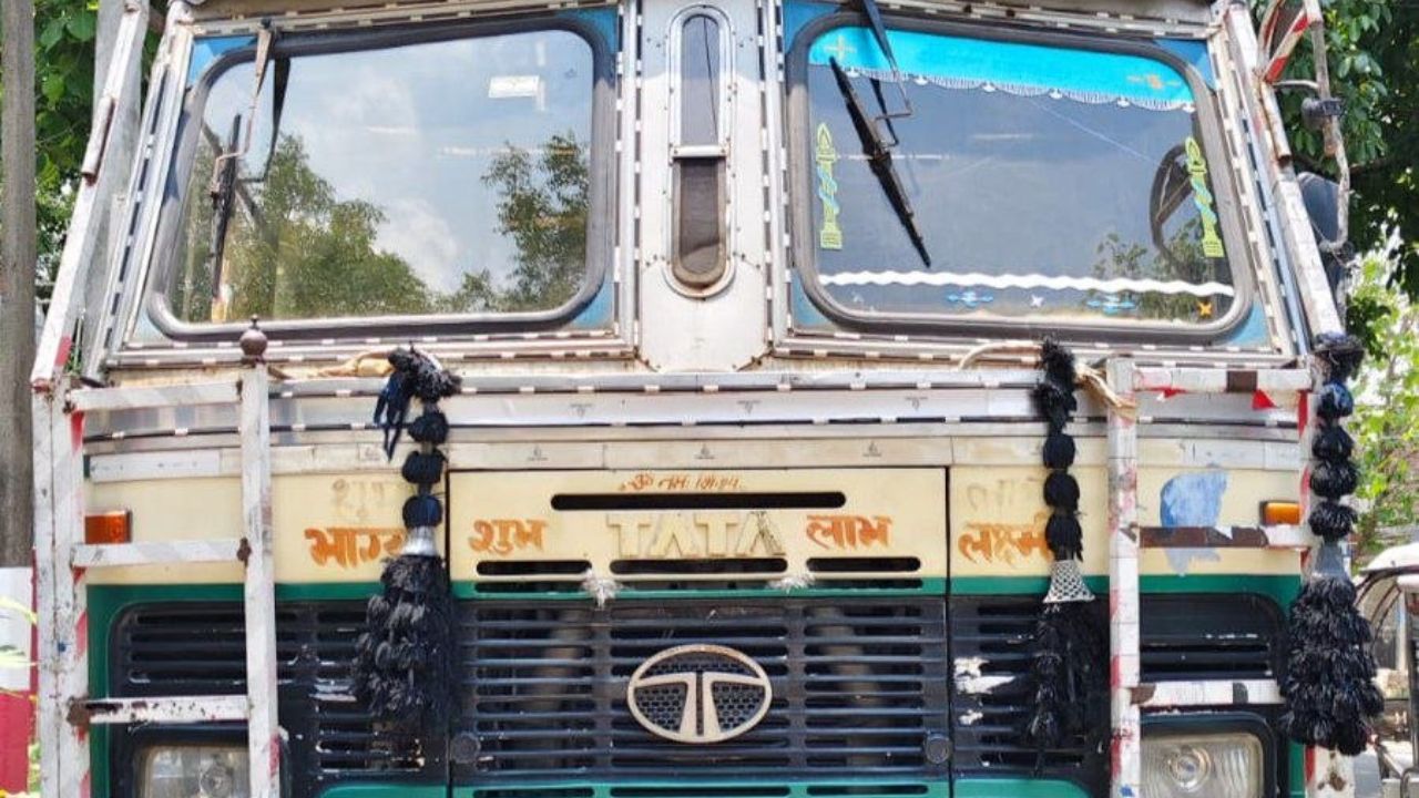 ARTO Action: घुघली में अवैध बालू परिवहन पर बड़ी कार्रवाई, ओवरलोड बालू लदे दो ट्रक सीज