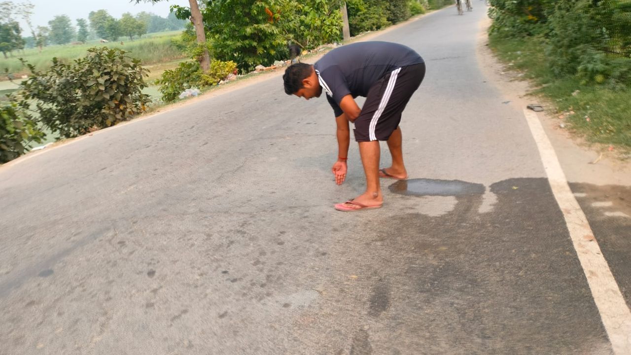 PWD और ठेकेदार की लापरवाही ने सड़क को बनाया मौत का जाल, बेलवा घाट की सड़क धंसने से हादसों का सिलसिला जारी