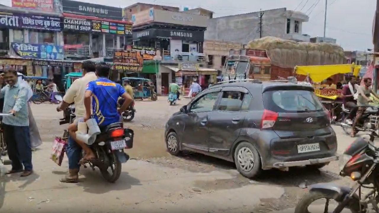 Maharajganj: बारिश ने खोली बदहाल सड़क की पोल, लोटन तिराहे पर हर पल खतरा