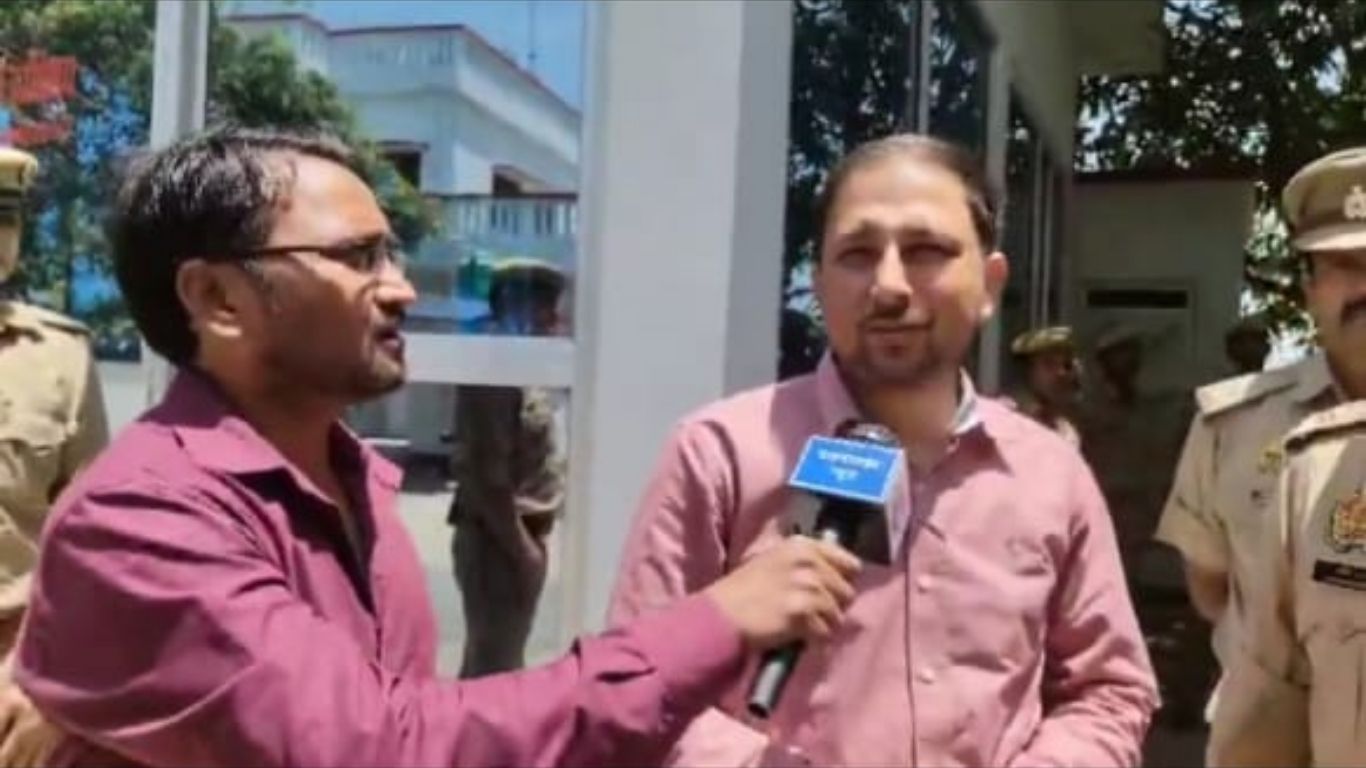 Maharajganj: बार-बार आने वाली शिकायतों पर अब होगी सख्त कार्रवाई? डीएम गौरव सिंह सोगरवाल का नया फरमान