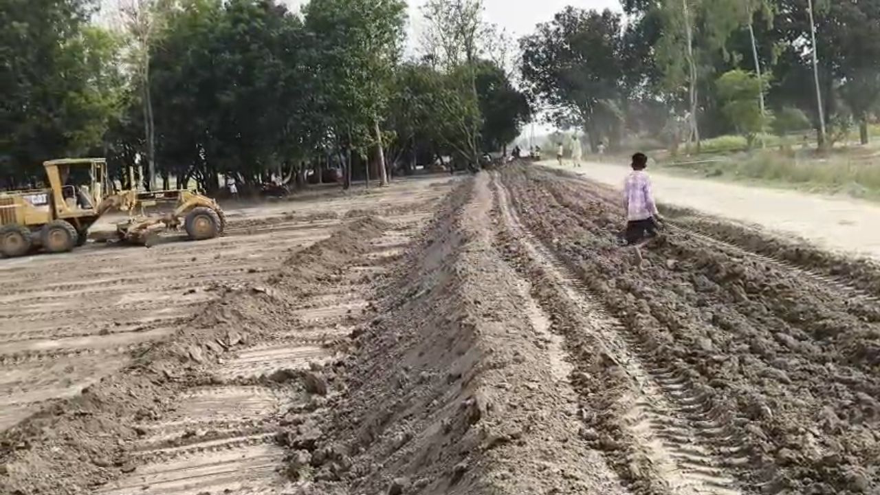 सड़क चौड़ीकरण के नाम पर खेतों में खुदाई, महराजगंज में सड़क निर्माण को लेकर भड़के किसान