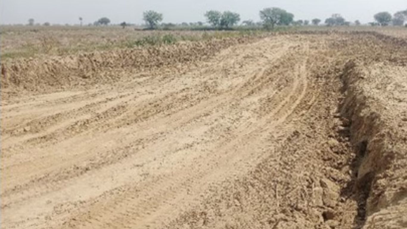 विद्यालय के पास अवैध मिट्टी खनन का खेल, बरसात में छात्रों की जान पर मंडरा सकता है खतरा