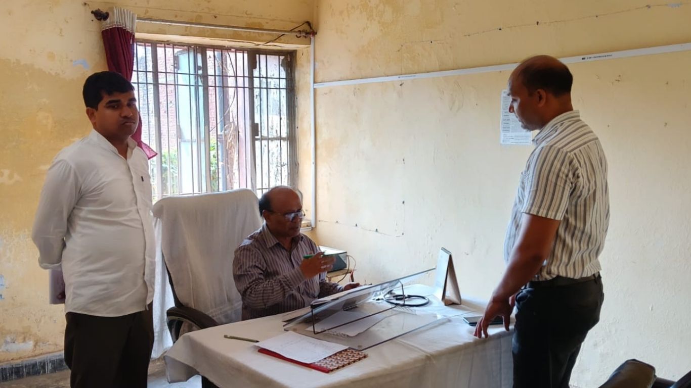 Maharajganj News: रविवार को अचानक PHC पहुंचे CMO, फिर अस्पताल में जो दिखा उससे मच गया हड़कंप