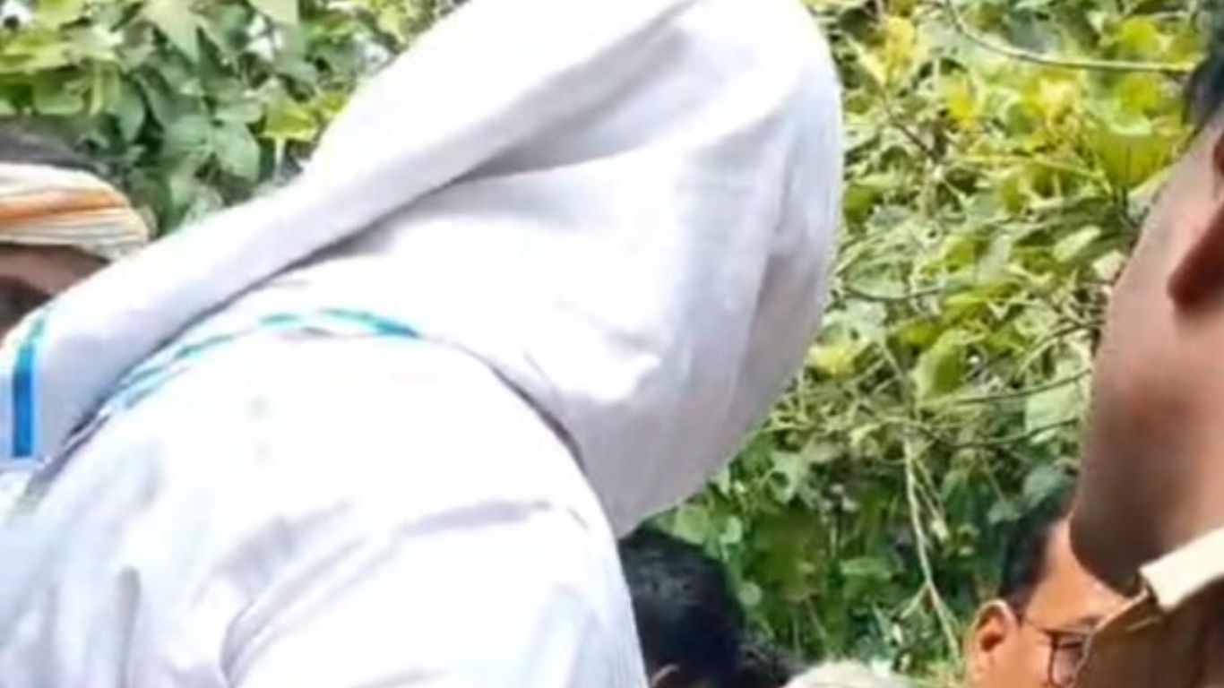 Maharajganj News: जमीन की नापी बनी ‘जंग’… लेखपाल के सामने हंगामा, घर में घुसकर दी जान से मारने की धमकी