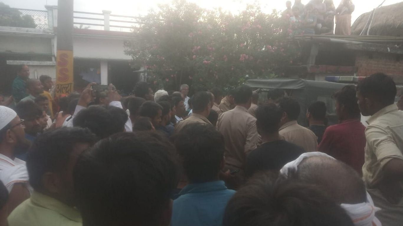 Maharajganj News: घर के बाहर खेल रहे 12 साल के बच्चे के साथ हुआ ऐसा हादसा, देखते ही रह गए लोग