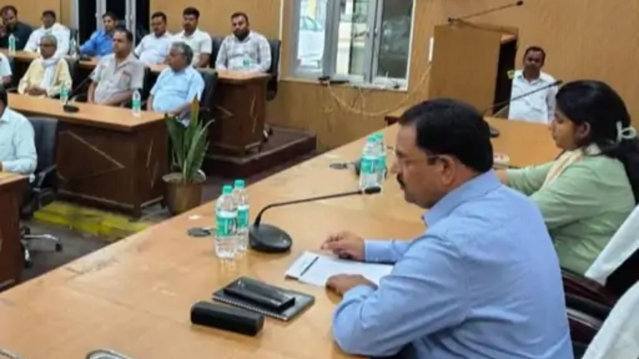 जनगणना में लापरवाही पड़ी भारी: एक साथ 6 शिक्षक निलंबित, 41 का वेतन रुका; मैनपुरी में बड़ा एक्शन