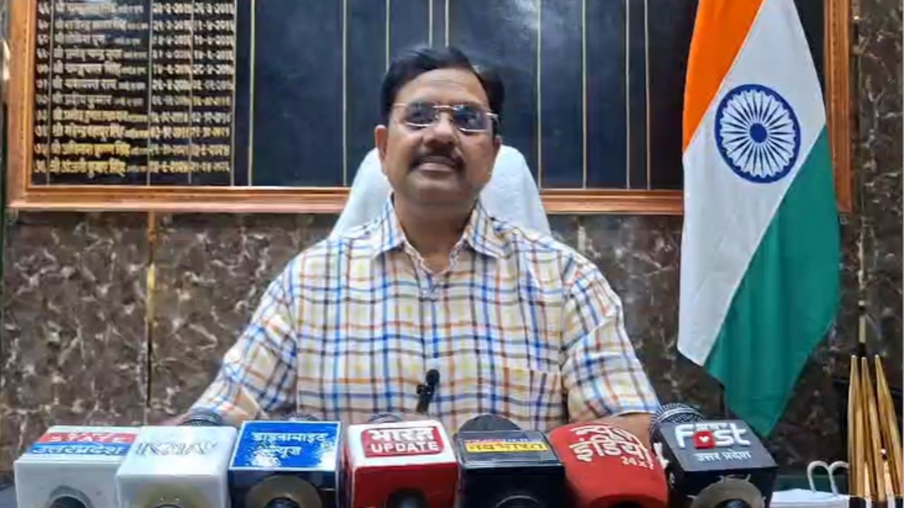 बकरीद से पहले मैनपुरी में सख्ती, डीएम का साफ संदेश- सड़कों पर नमाज नहीं, नियम तोड़ने पर होगी कार्रवाई