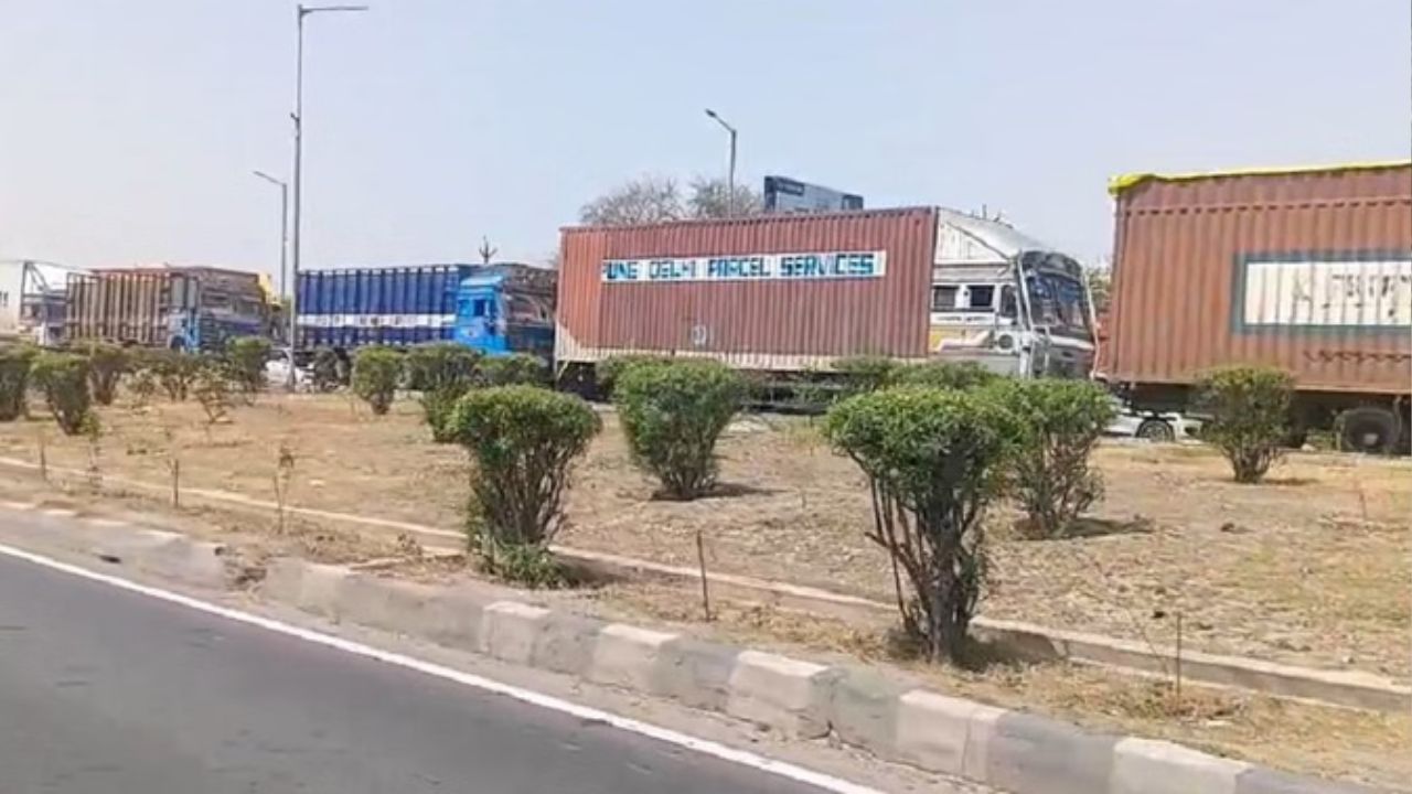 मथुरा हाईवे पर भीषण जाम, रेलवे पुल निर्माण ने बढ़ाई राहगीरों की मुश्किलें