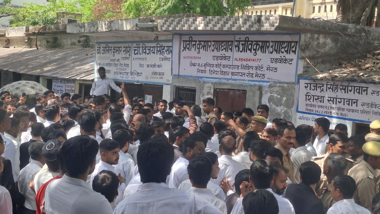 मेरठ कचहरी में अधिवक्ता का बवाल, पैरोकारों की पिटाई; पुलिस ने संभाला मोर्चा