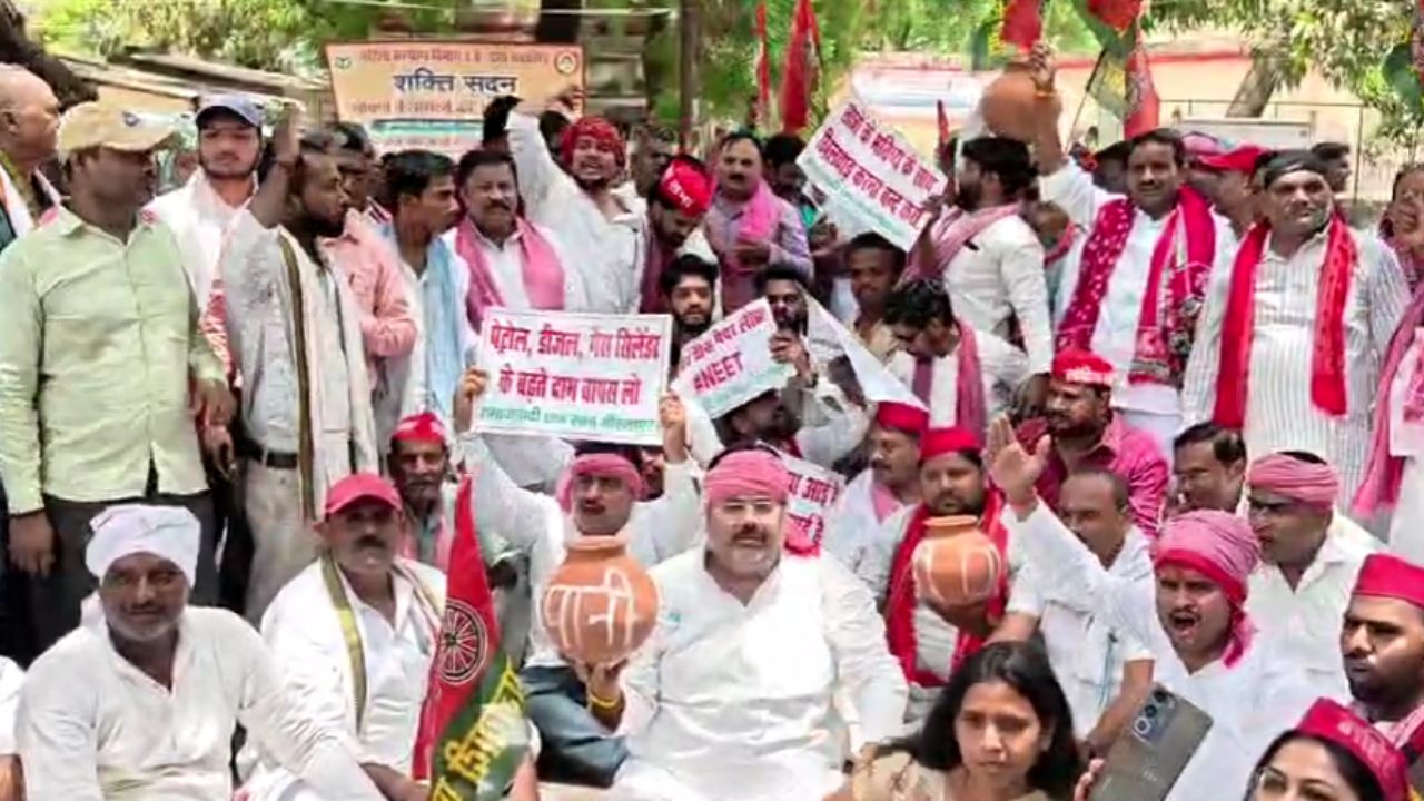 मिर्जापुर में भीषण गर्मी, बिजली-पानी संकट और महंगाई के खिलाफ सपा का जिला मुख्यालय पर जोरदार प्रदर्शन
