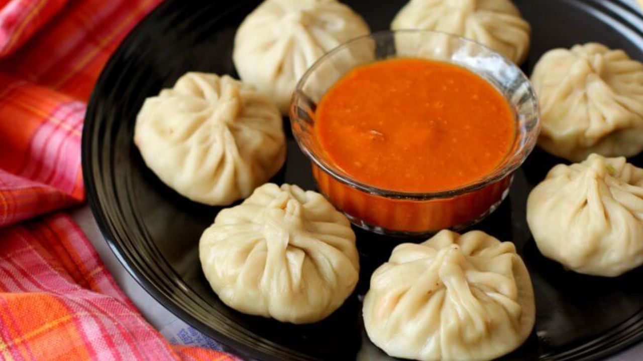 मोमोज की चटनी में स्पर्म? सोशल मीडिया पर वायरल दावों से मचा हड़कंप