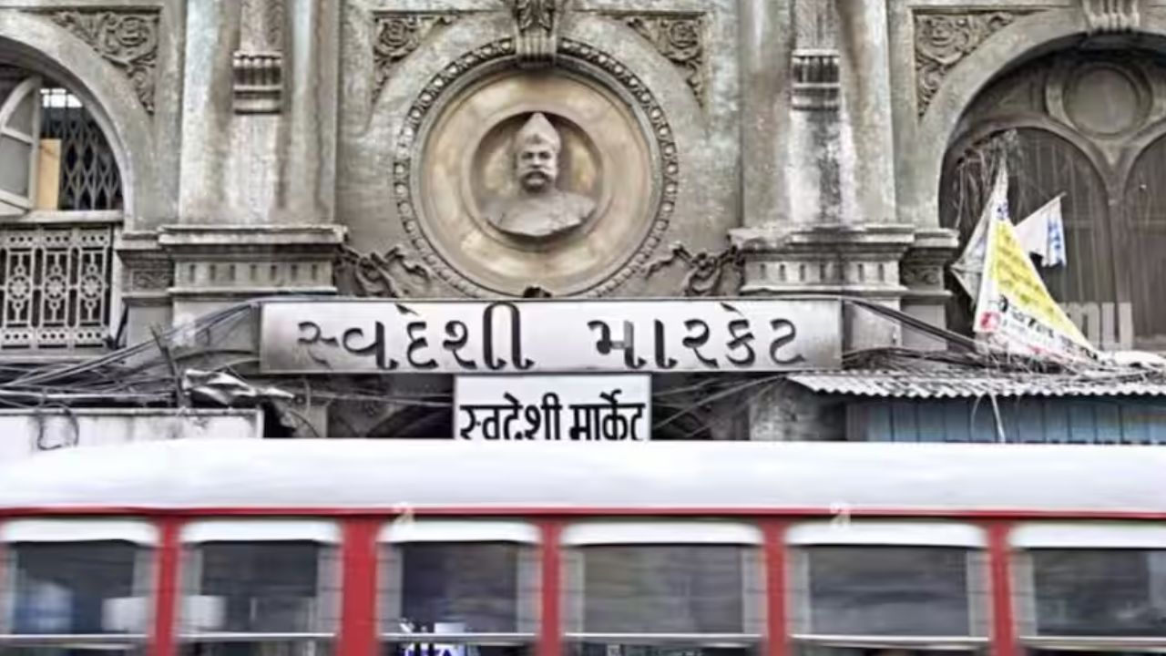 130 साल पुरानी इमारत बनी मौत का जाल? मुंबई की स्वदेशी मार्केट में खतरे के बीच जारी कारोबार