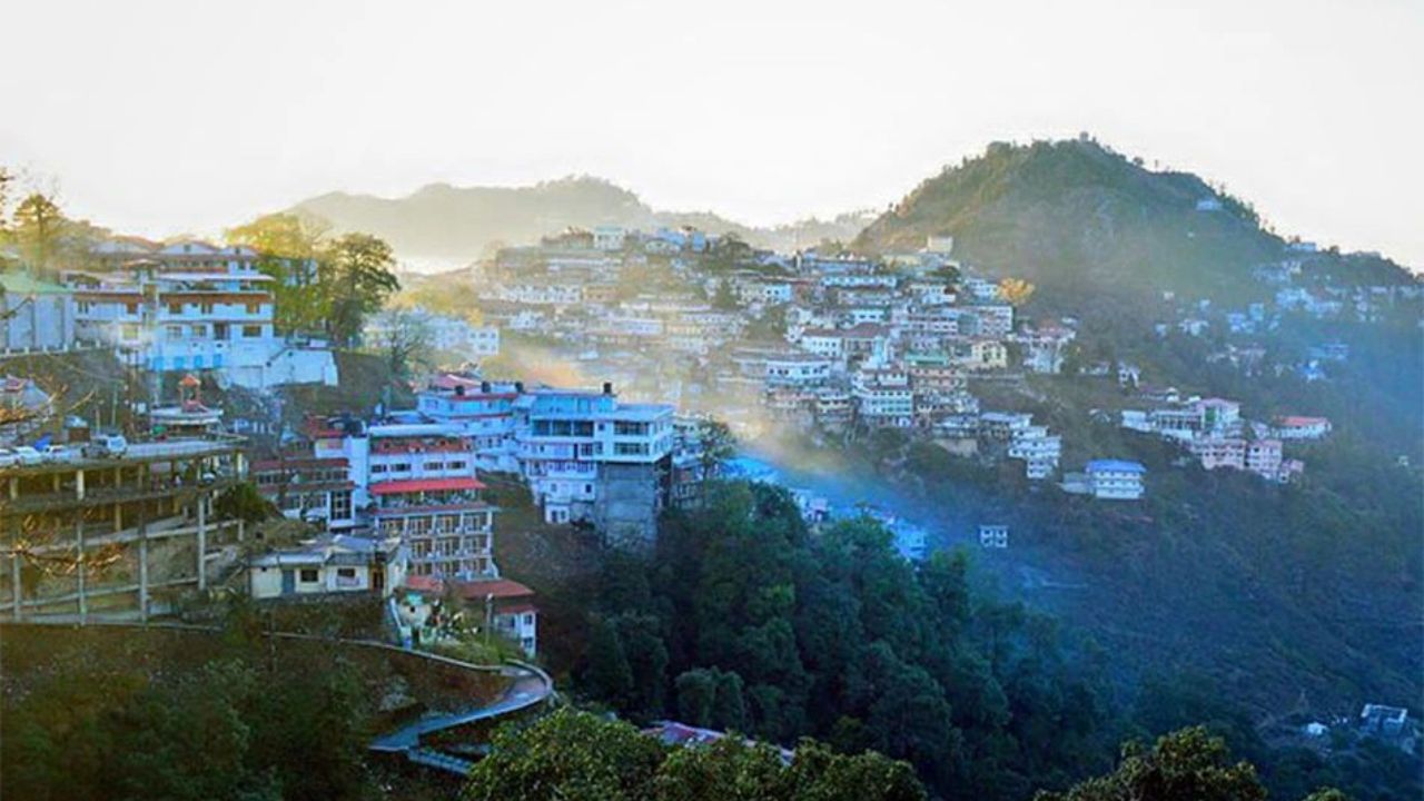 मसूरी: गर्मियों के मौसम में उत्तराखंड का मसूरी (Queen of Hills) आज भी पर्यटकों की पहली पसंद बना हुआ है। 'नई दिल्ली-देहरादून एक्सप्रेस-वे' के शुरू होने के बाद अब दिल्ली से मसूरी पहुंचना बेहद आसान हो गया है। लोग मात्र 3.5 से 4 घंटे में यहां पहुंच सकते हैं। यहां का तापमान दिल्ली-यूपी के मुकाबले काफी कम रहता है। यहां आने वाले पर्यटक केंपटी फॉल्स, मॉल रोड और गन हिल पॉइंट जैसी खूबसूरत जगहों पर घूमने का आनंद लेते हैं। शाम के समय चलने वाली ठंडी हवाएं और बादलों से घिरी पहाड़ियां सैलानियों को गर्मी से तुरंत राहत देती हैं। (Img- Internet)