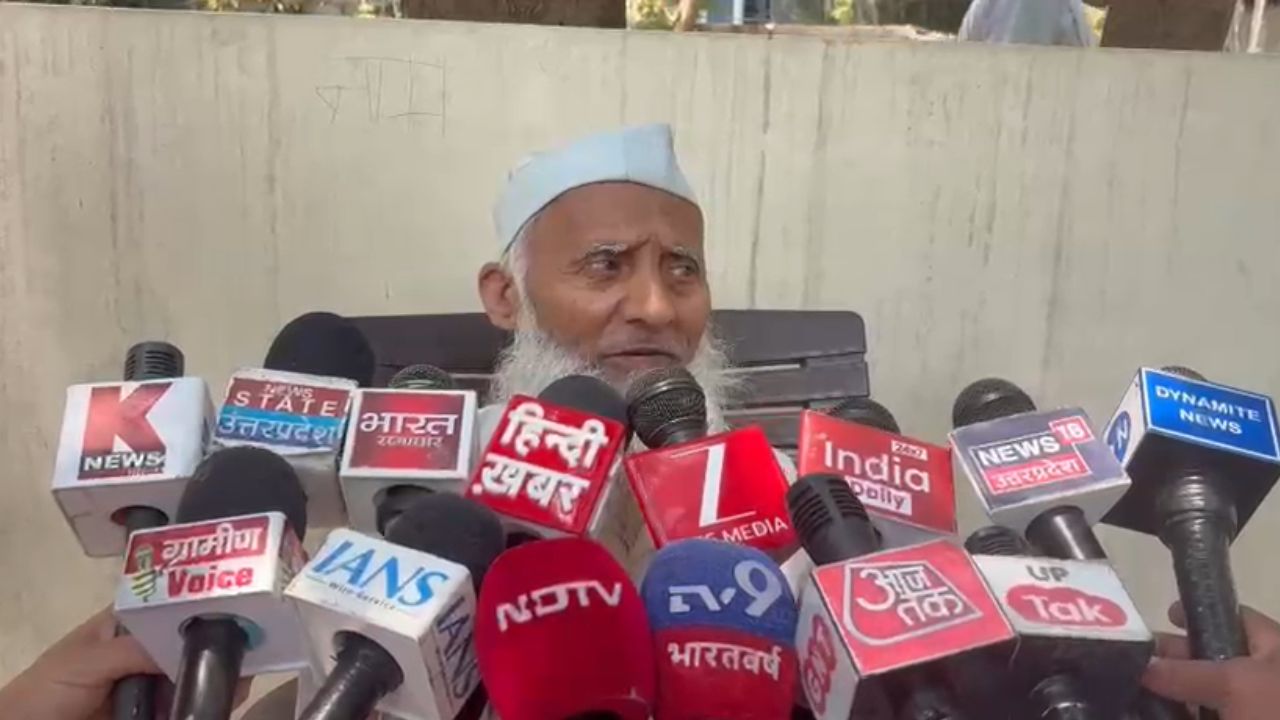 Muzaffarnagar:  बुजुर्ग व्यक्ति आखिर क्यों थाने में जाकर रोजाना बोल रहा कि साहब मैं जिंदा हूं… पढ़ें अजीबो गरीब मामला