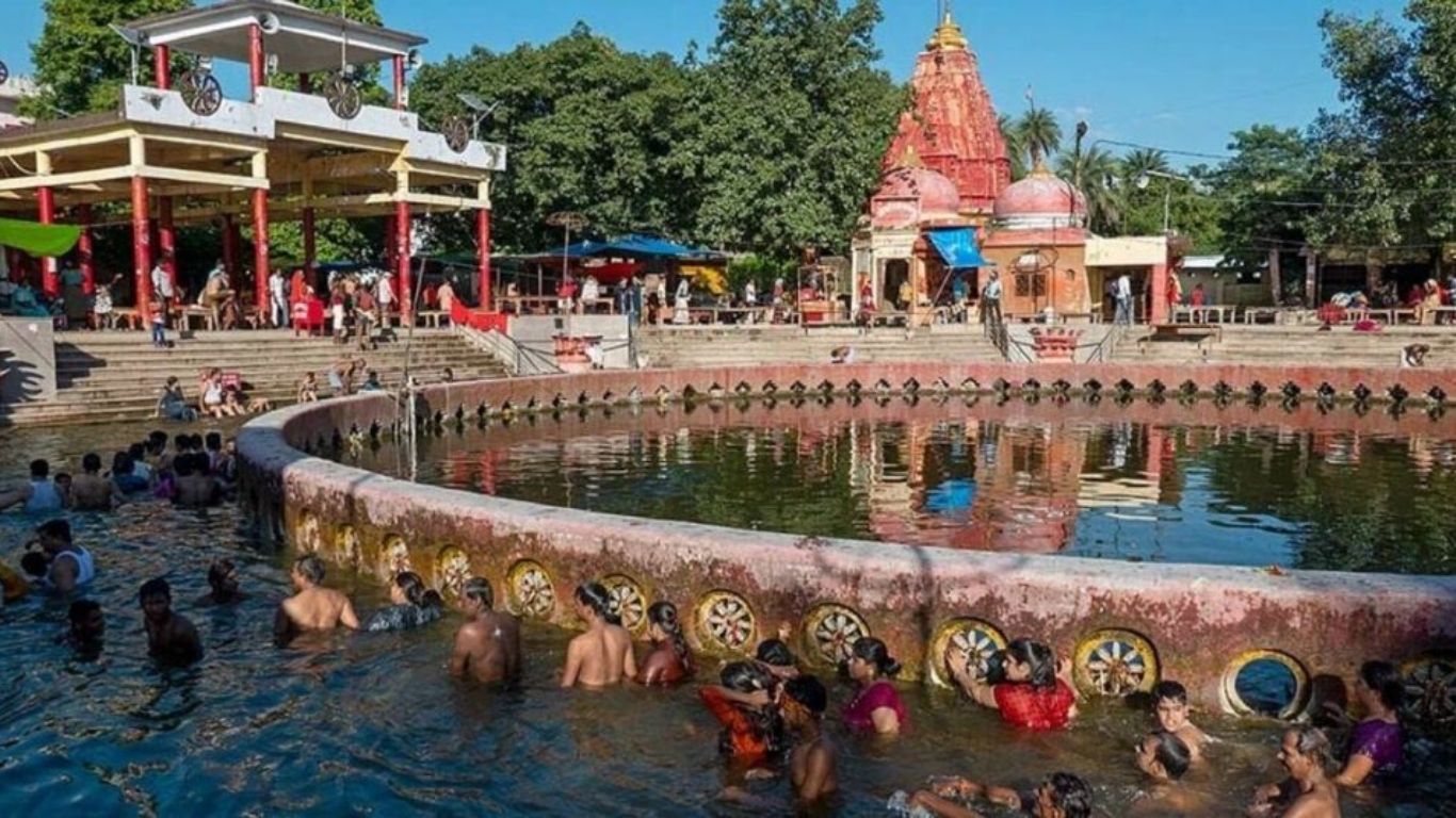 लखनऊ से करीब 90 किलोमीटर दूर स्थित नैमिषारण्य धार्मिक और प्राकृतिक सुंदरता के लिए प्रसिद्ध है। इसे उत्तर प्रदेश का पवित्र स्थल माना जाता है। यहां चक्रतीर्थ, गोमती नदी और कई प्राचीन मंदिर देखने को मिलते हैं। बस या बाइक से यहां आसानी से पहुंचा जा सकता है। कम बजट में एक दिन की शांत और सुकूनभरी यात्रा के लिए यह जगह बेहतरीन विकल्प है।