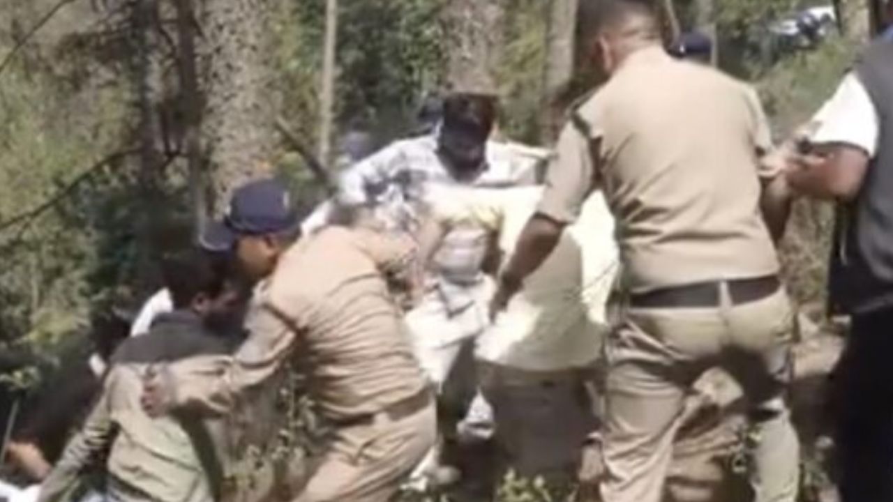 नैनीताल में भीषण हादसा, खाई में गिरी कार, पांच श्रद्धालुओं की मौत