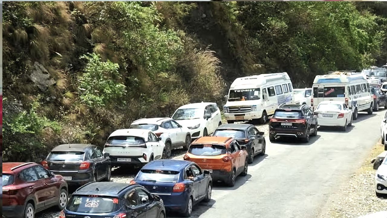 पहाड़ो में महाजाम… पर्यटक दबाव से चरमराई व्यवस्था, Nainital में एक ही दिन में 1800 वाहन पहुंचे