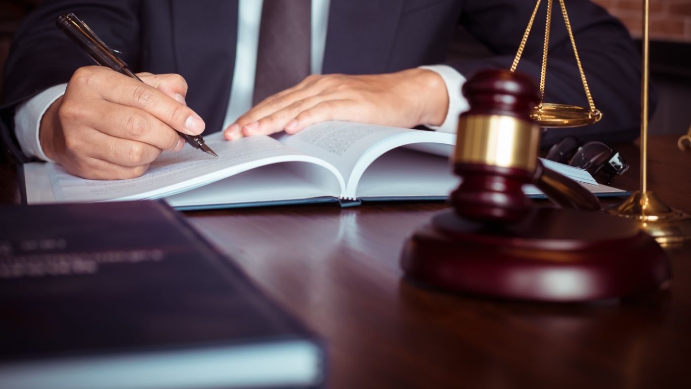 New Delhi: देश में नई श्रम व्यवस्था लागू: अब 1 साल में मिलेगी ग्रेच्युटी और दोगुना होगा ओवरटाइम, जानें यूपी का क्या है प्लान