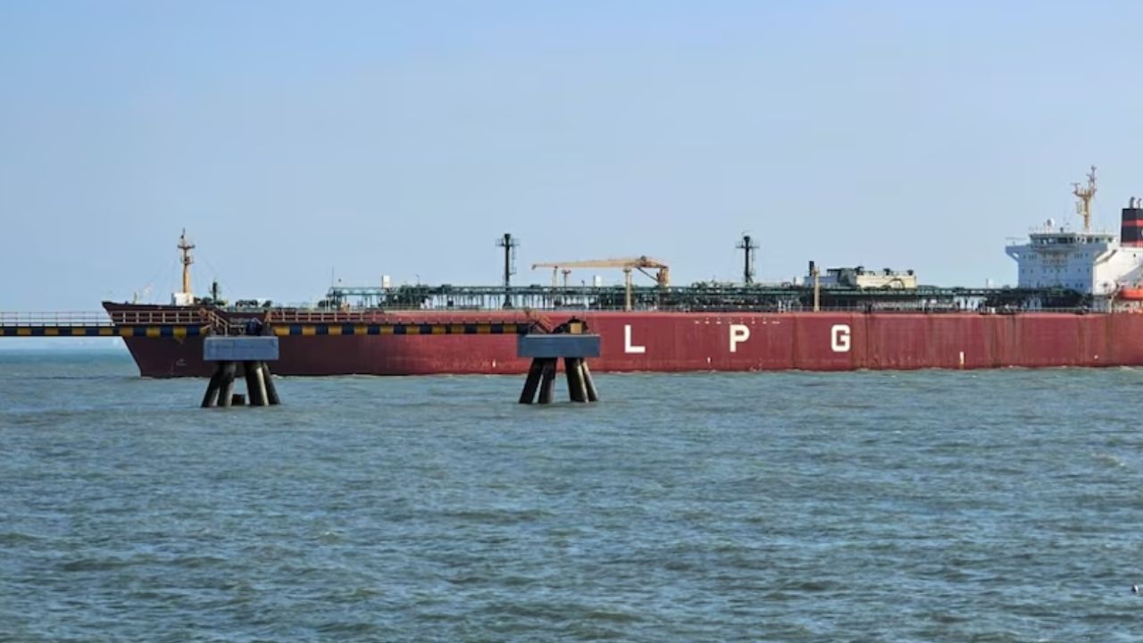 तेल संकट के बीच राहत की खबर, 20 हजार टन LPG लेकर टैंकर सुरक्षित भारत के कांडला पोर्ट पहुंचा