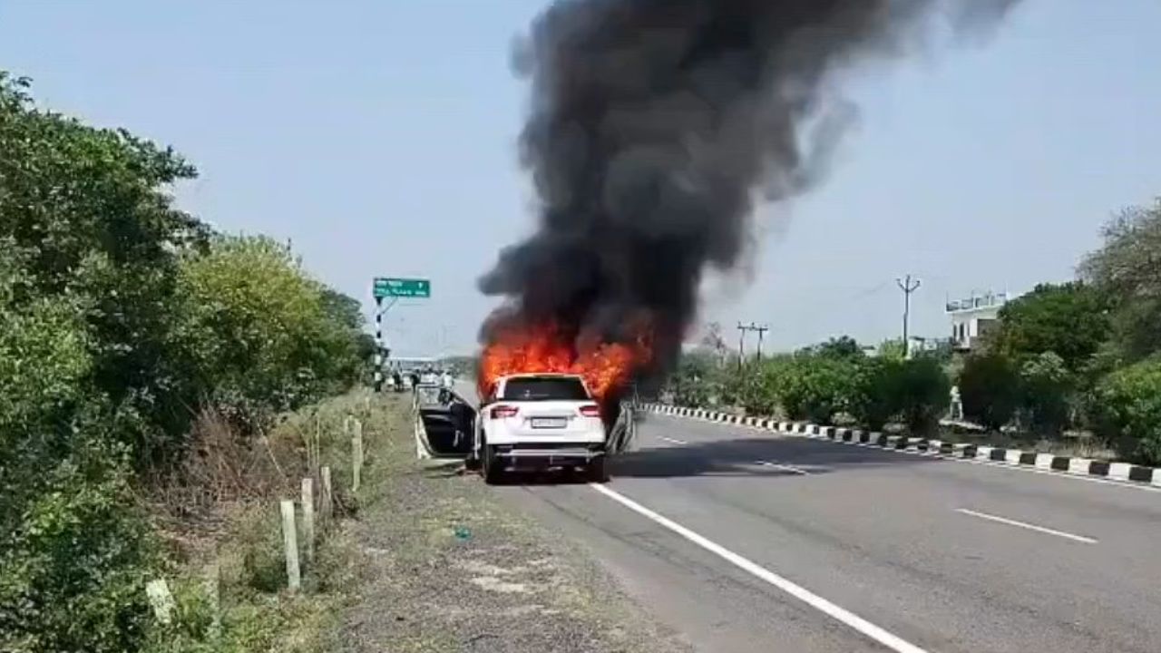 Orai News: चलती कार में अचानक लगी भीषण आग… टायर फटने की आवाज से दहला हाईवे