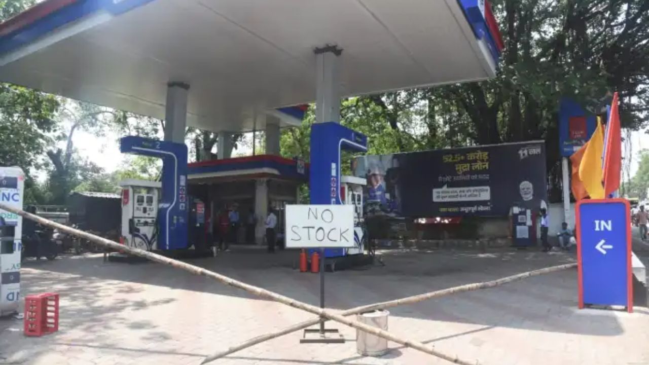 कानूनी प्रावधानों के अनुसार पेट्रोल पंप संचालक और तेल कंपनियां आपातकालीन स्थिति में ईंधन की बिक्री पर अस्थायी सीमा (Rationing) लागू कर सकते हैं। यह कदम आमतौर पर तब उठाया जाता है जब आपूर्ति बाधित हो, मांग अचानक बढ़ जाए या लॉजिस्टिक समस्याएं सामने आएं। (Img: Google)