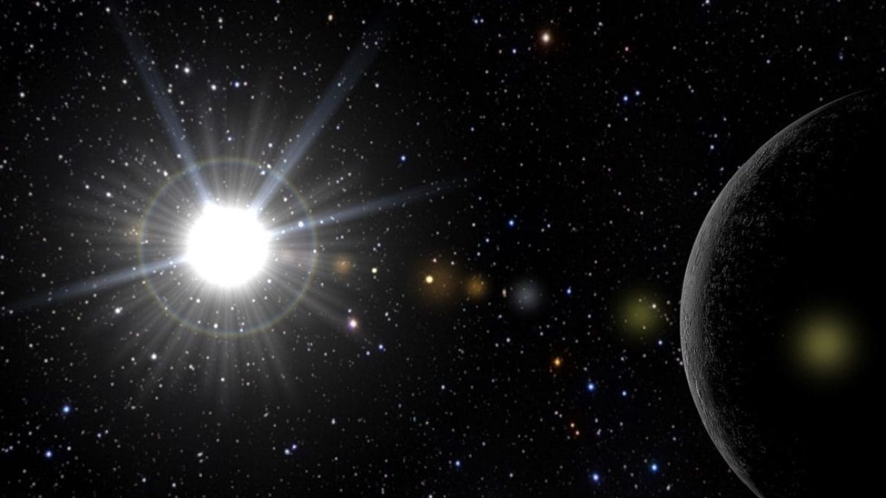 अंतरराष्ट्रीय अंतरिक्ष स्टेशन (ISS) या चंद्रमा से ली गई तस्वीरों में सूरज सफेद दिखाई देता है। वहां पृथ्वी जैसा वायुमंडल नहीं होने के कारण प्रकाश अपने वास्तविक स्वरूप में दिखाई देता है।