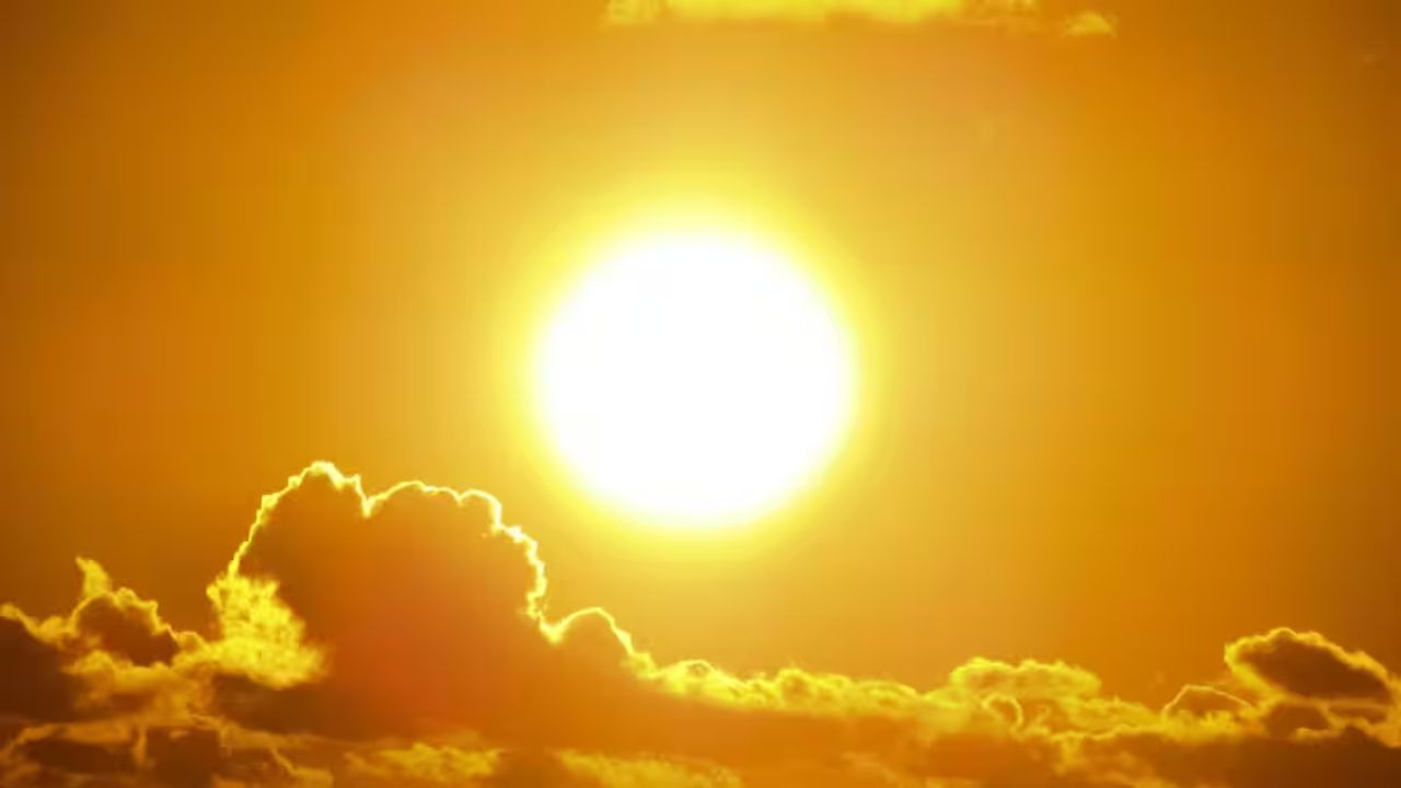 पृथ्वी के वायुमंडल में मौजूद गैसों, धूल और अन्य कणों की वजह से सूर्य का प्रकाश बिखरता है। इस प्रक्रिया के कारण सूरज हमें हल्का पीला दिखाई देता है।