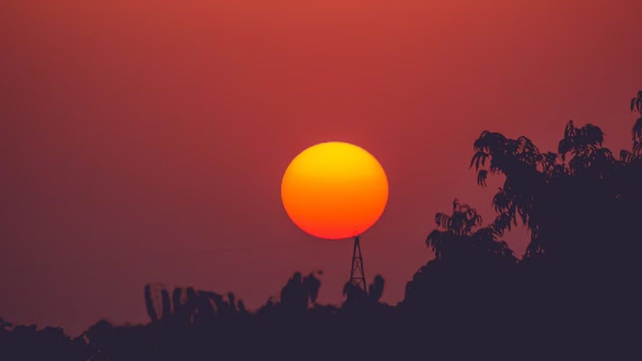 सूर्योदय और सूर्यास्त के समय सूर्य की किरणों को वायुमंडल में लंबी दूरी तय करनी पड़ती है। इस दौरान नीली और हरी रोशनी बिखर जाती है, जबकि लाल और नारंगी रंग हमारी आंखों तक पहुंचते हैं।