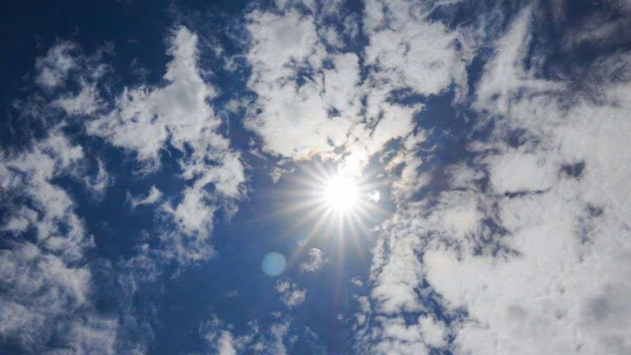 सूर्य से निकलने वाला प्रकाश इंद्रधनुष के सातों रंगों का मिश्रण होता है। जब ये सभी रंग एक साथ मिलते हैं तो हमारी आंखों को प्रकाश सफेद नजर आता है।